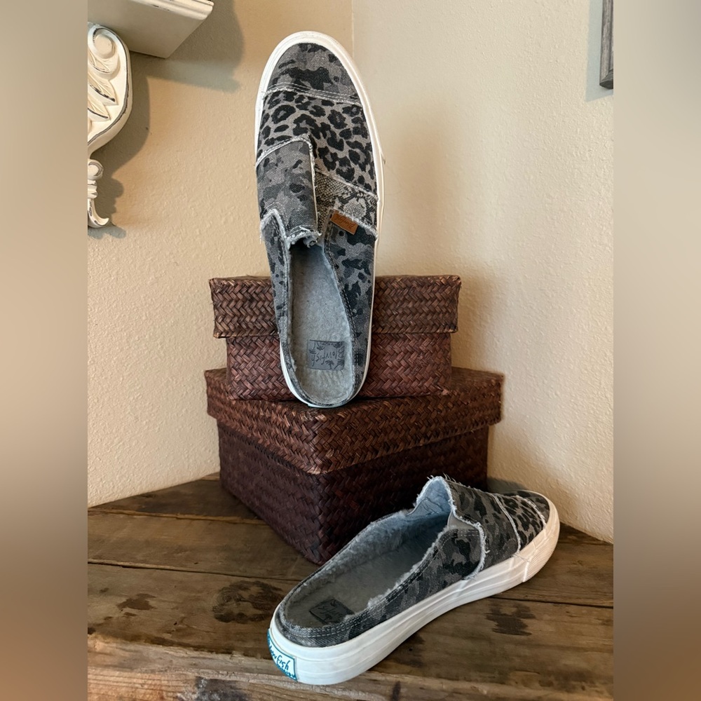 Blowfish Animal Print Fuzzy Slides Women’s 11